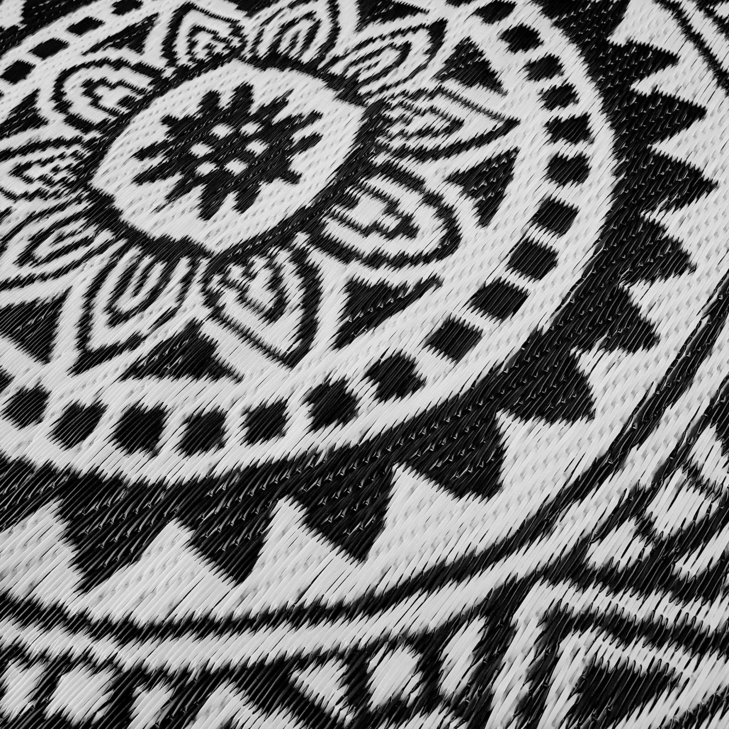 In- & Outdoor-Teppich Circles L 180 X B 118cm COLOUR CLASH In Schwarz-Weiß 5 In- & Outdoor-Teppich Circles L 180 X B 118cm COLOUR CLASH In Schwarz-Weiß – Bild 5