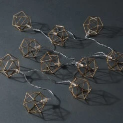 LED-Lichterkette Würfel 10 Lichter Mit USB-Batteriefach GEOMETRICS In Gold 10 LED-Lichterkette Würfel 10 Lichter Mit USB-Batteriefach GEOMETRICS In Gold -Butlers butlers led lichterkette wurfel 10 lichter mit usb batteriefach geometrics in gold 4